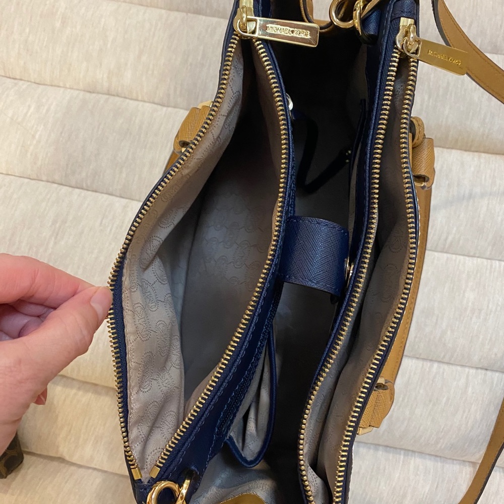 Michael Kors Designer handbag π - Picture 8 of 10